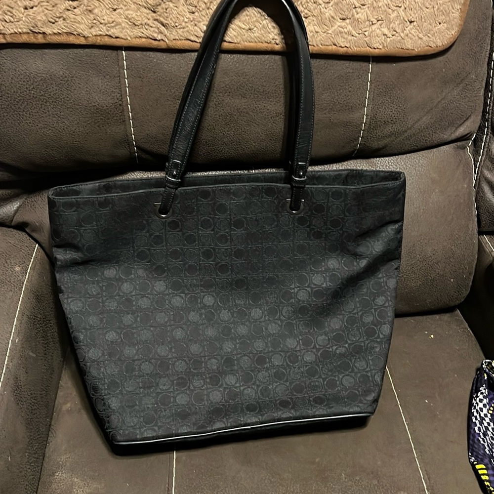 Salvatore Ferragamo Black Gancini Tote Bag – Made in Italy
VINTAGE ✨✨